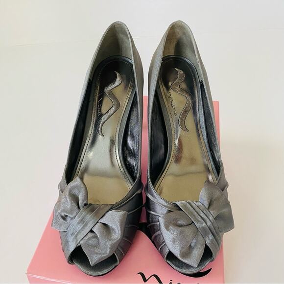 Nina | Futura Pewter Peep Toe Bow High Heels GUC 8 - Picture 3 of 10